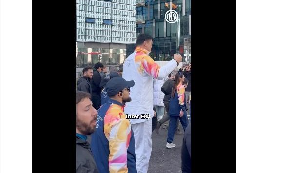 国米晒姚明传递奥运火炬：在我们总部楼下的是奥运火炬和姚明