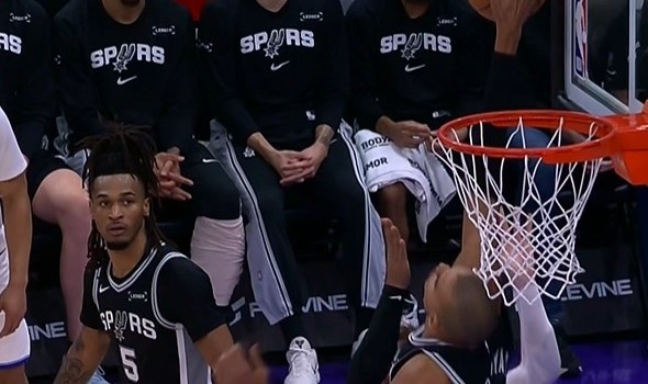 太逆天了也！菲利波夫斯基强硬抛投 文班亚马补防长舒猿臂抓帽