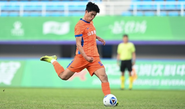 xcsports杏彩体育-泰山带刀后卫！20岁彭啸在中乙曾3场梅开二度，本场凌空爆射破门