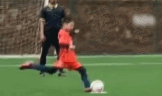 杏彩体育官网-成都小学生比赛，点球击中横梁弹飞，下落时砸到门将脑袋入网